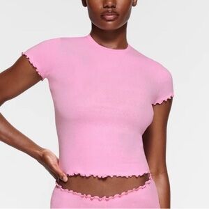 skims- logo pointelle tee (bubblegum)